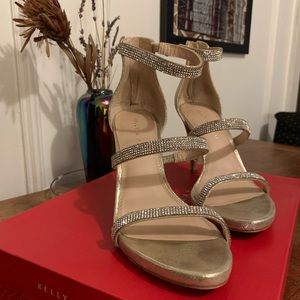 *Like new with box* Kelly & Katie ✨metallic shimmer✨ heels 👠